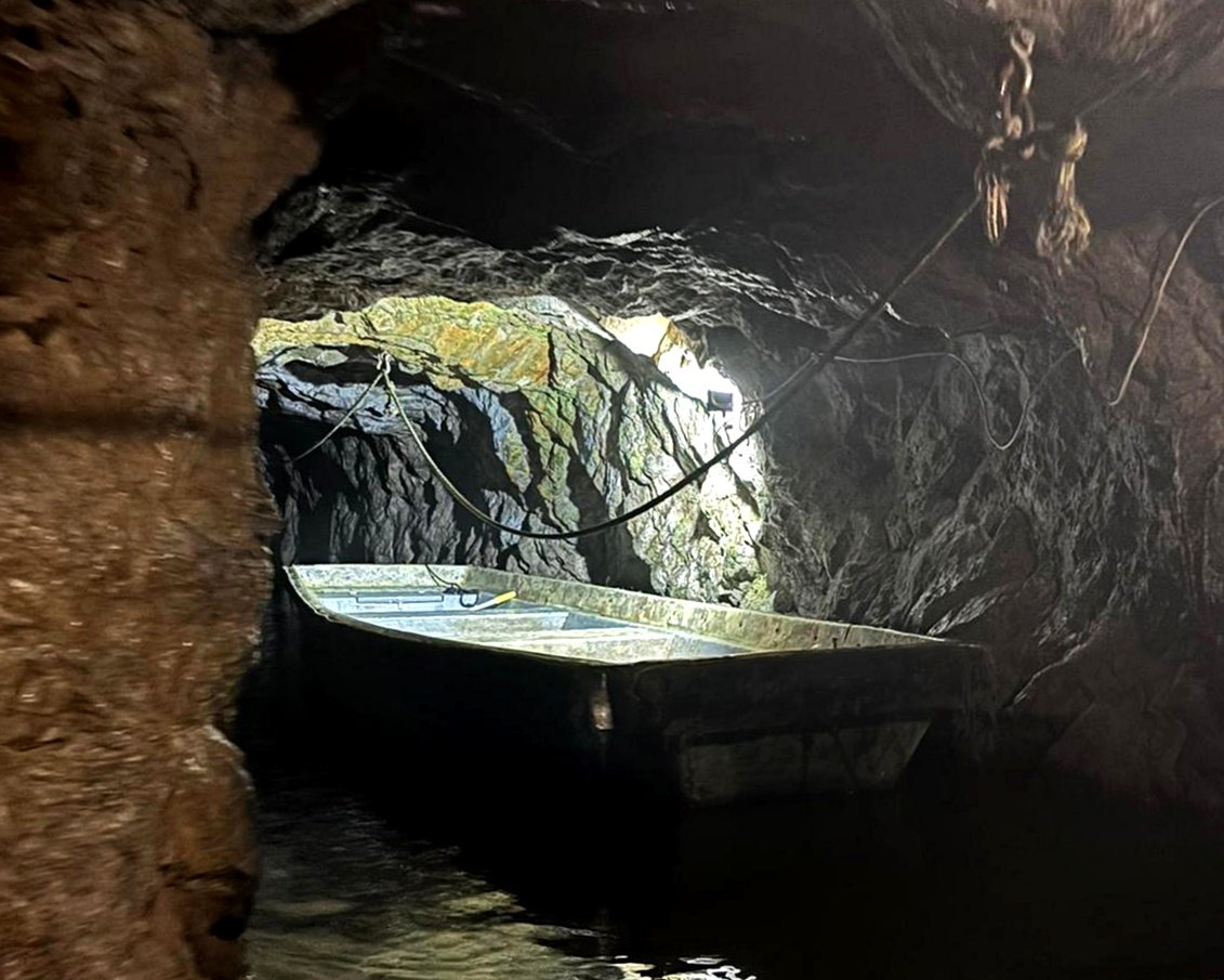 Łódź w zalanym podziemnym korytarzu kompleksu Riese
