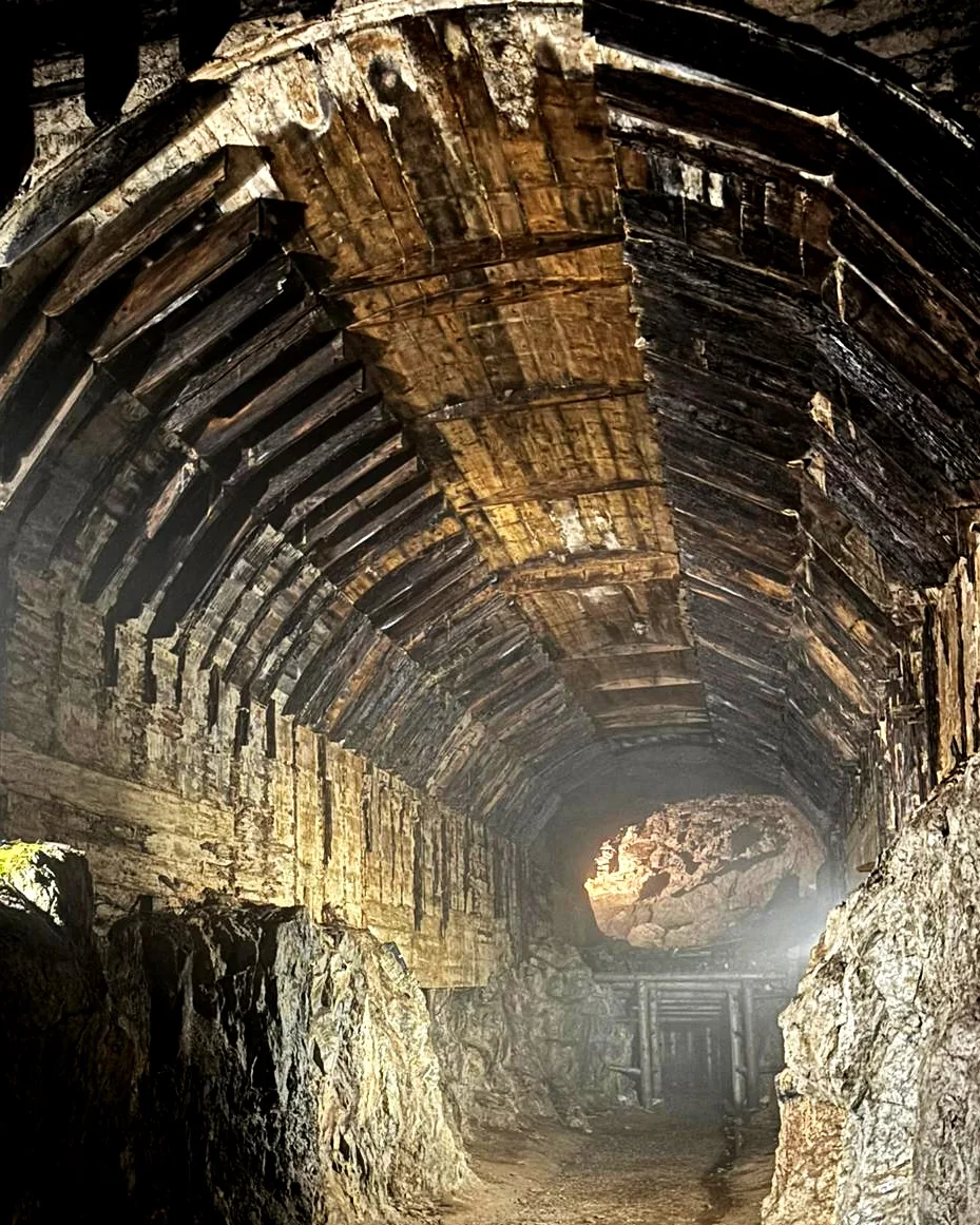 Drewniana konstrukcja podziemnego tunelu